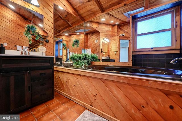 28 SKYE DR, Lake Harmony, PA 18624