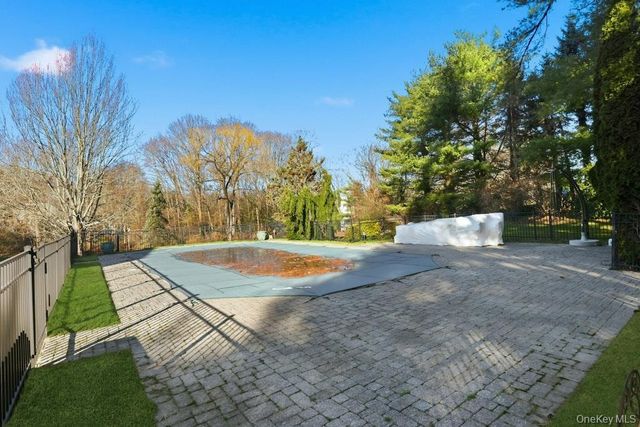 1 Beech Tree Lane, Brookville, NY 11545