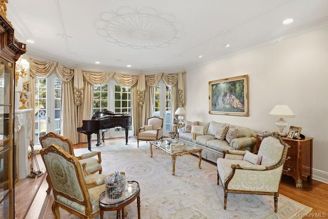 1 Beech Tree Lane, Brookville, NY 11545