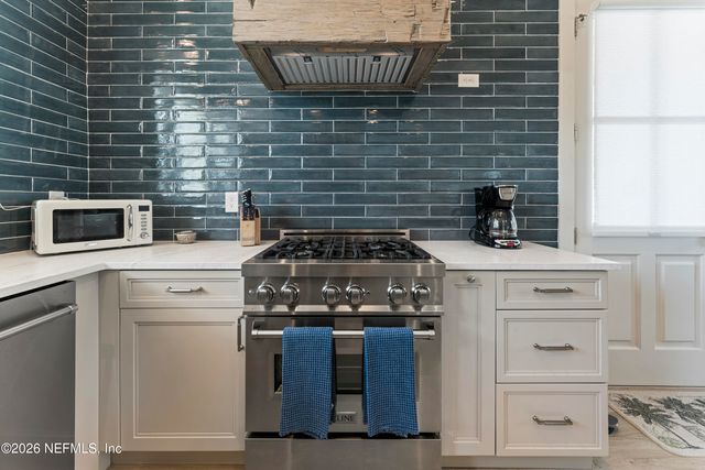 427 N 6TH Street, Jacksonville Beach, FL 32250