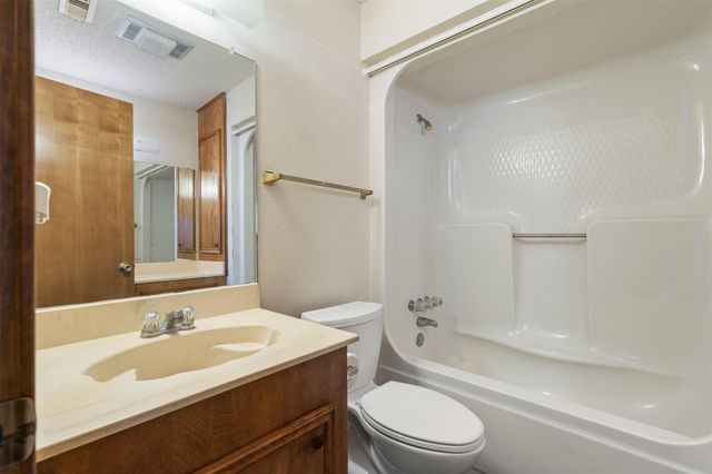 708 Hunter DR, Rockdale, TX 76567