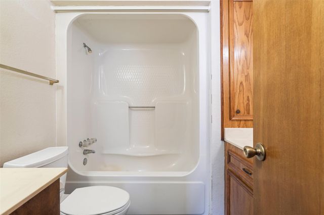 708 Hunter DR, Rockdale, TX 76567