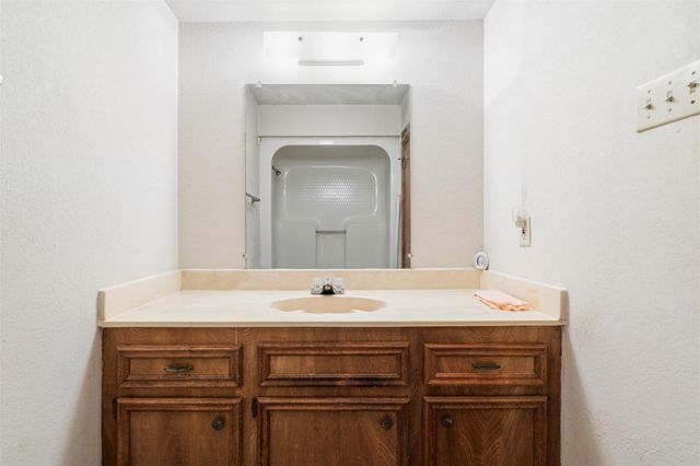 708 Hunter DR, Rockdale, TX 76567