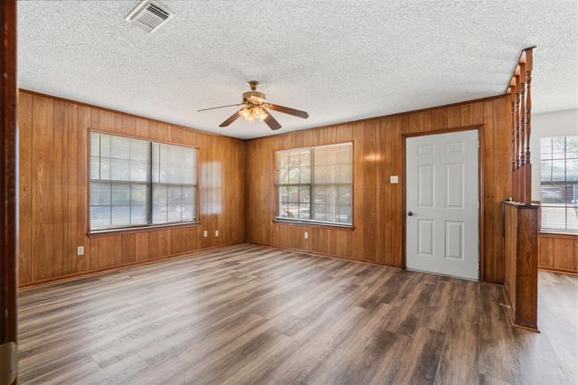 708 Hunter DR, Rockdale, TX 76567