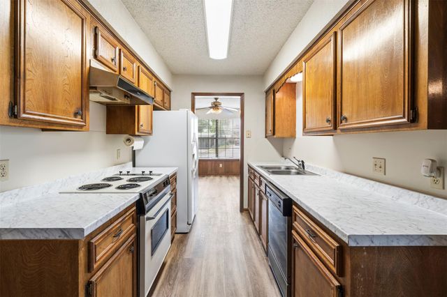 708 Hunter DR, Rockdale, TX 76567