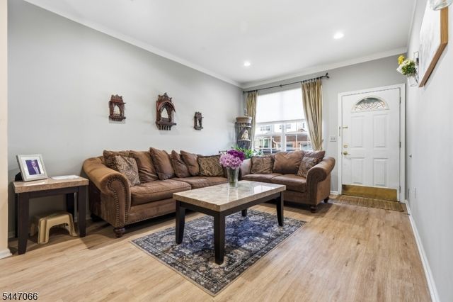 4 Reins Ct, Franklin Twp., NJ 08873