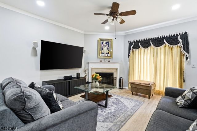 4 Reins Ct, Franklin Twp., NJ 08873