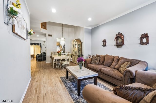4 Reins Ct, Franklin Twp., NJ 08873