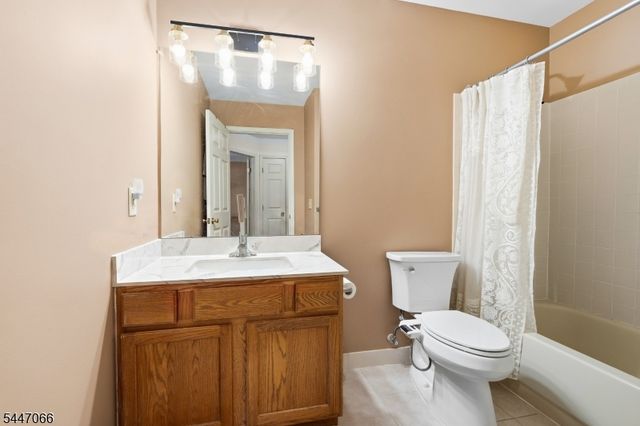 4 Reins Ct, Franklin Twp., NJ 08873