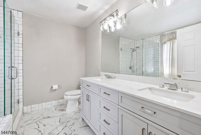 4 Reins Ct, Franklin Twp., NJ 08873