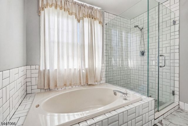 4 Reins Ct, Franklin Twp., NJ 08873