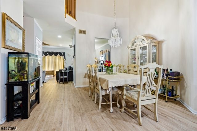 4 Reins Ct, Franklin Twp., NJ 08873