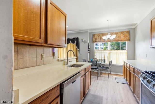 4 Reins Ct, Franklin Twp., NJ 08873