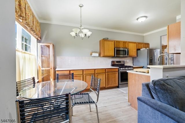 4 Reins Ct, Franklin Twp., NJ 08873