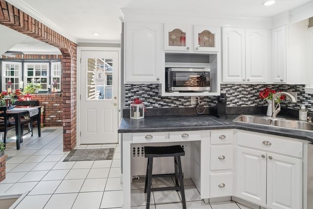 85 Newbury St, Lowell, MA 01851