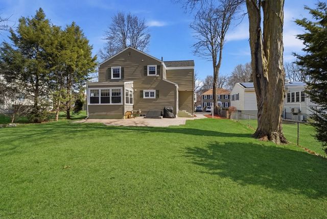 85 Newbury St, Lowell, MA 01851