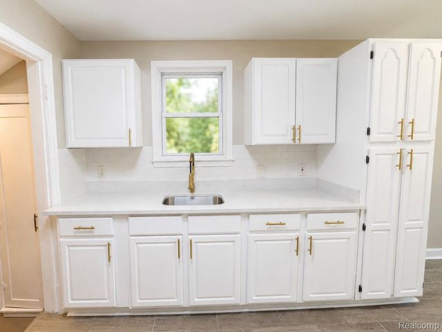 19931 Oakfield Street, Detroit, MI 48235