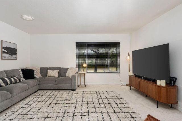 1038 E Vartikian Avenue, Fresno, CA 93710