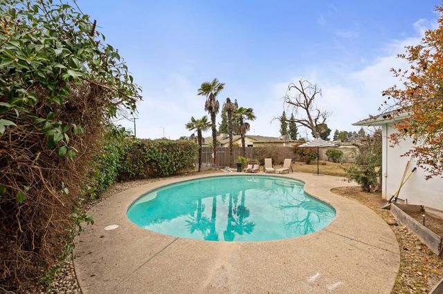 1038 E Vartikian Avenue, Fresno, CA 93710