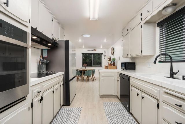 1038 E Vartikian Avenue, Fresno, CA 93710