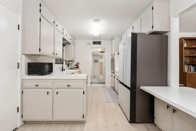 1038 E Vartikian Avenue, Fresno, CA 93710