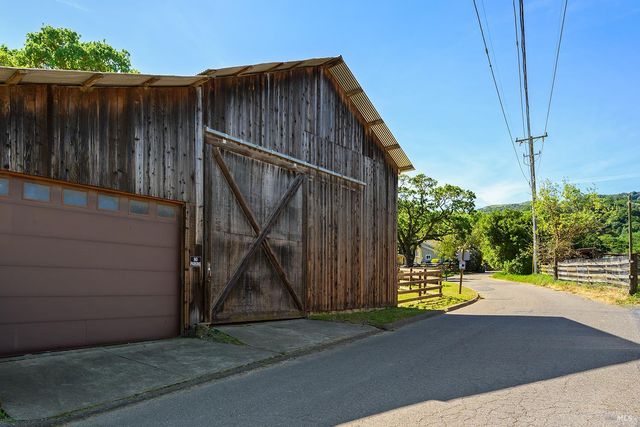 15 Wildwood Ln, Novato, CA 94947