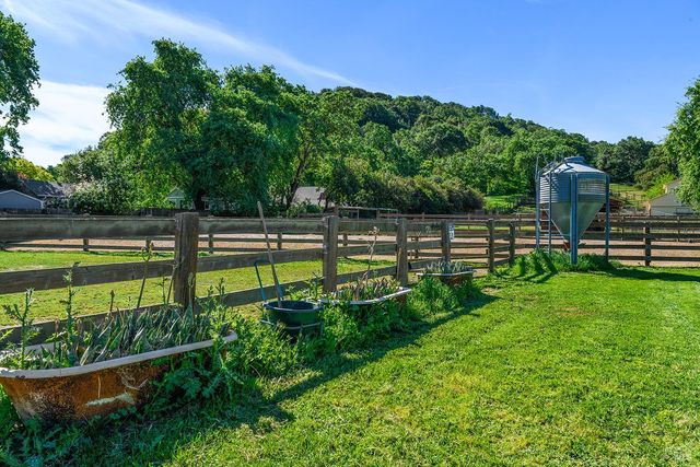 15 Wildwood Ln, Novato, CA 94947