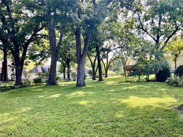 10004 Cody Street, Overland Park, KS 66214