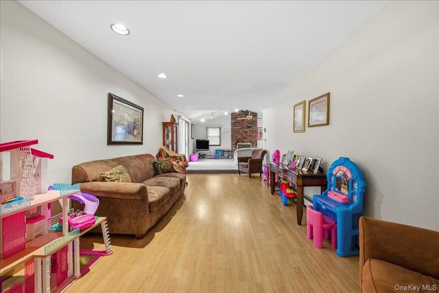 17 Wilson Lane, Bethpage, NY 11714