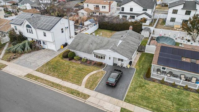 17 Wilson Lane, Bethpage, NY 11714