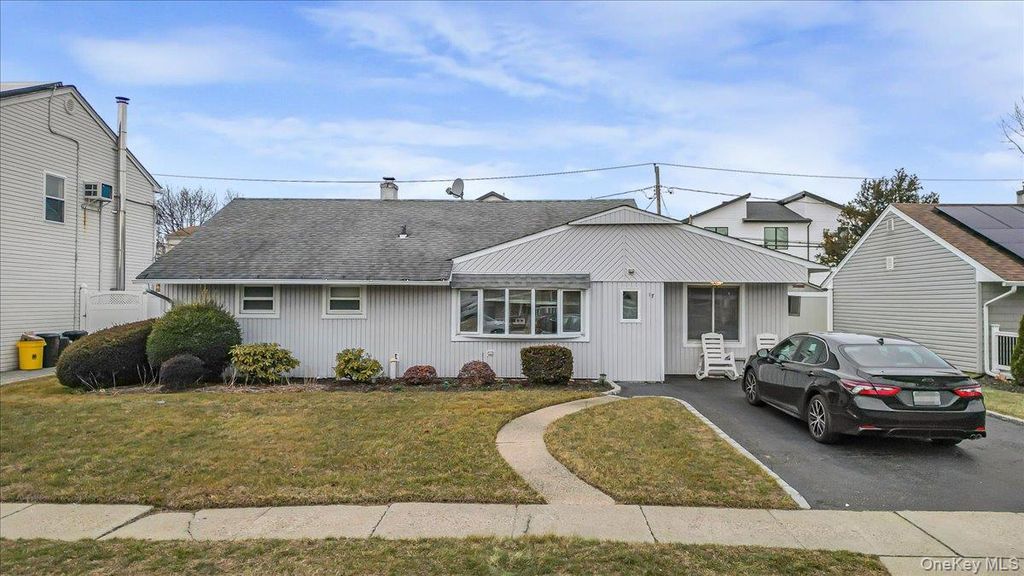 17 Wilson Lane, Bethpage, NY 11714