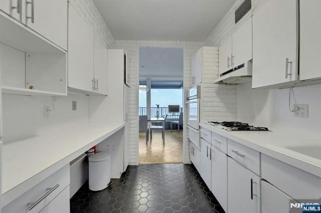 3 Horizon Road 1002, Fort Lee, NJ 07024