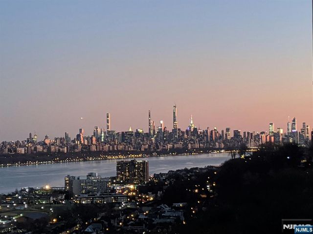 3 Horizon Road 1002, Fort Lee, NJ 07024