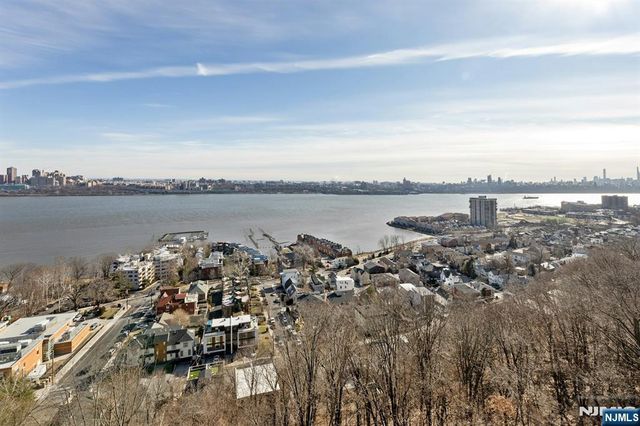 3 Horizon Road 1002, Fort Lee, NJ 07024