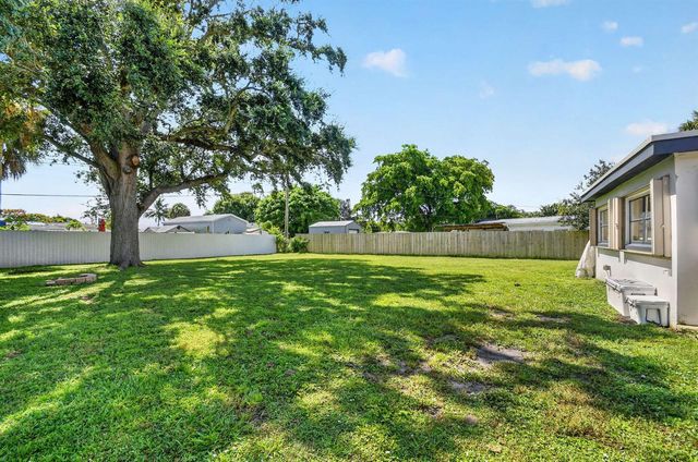432 W Shadyside Circle, West Palm Beach, FL 33415