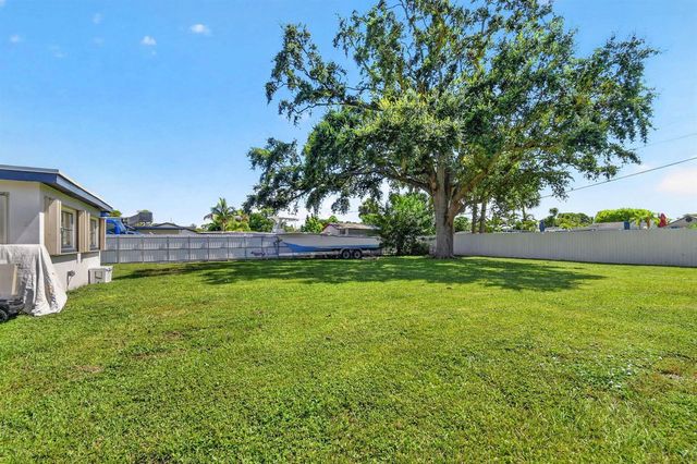 432 W Shadyside Circle, West Palm Beach, FL 33415