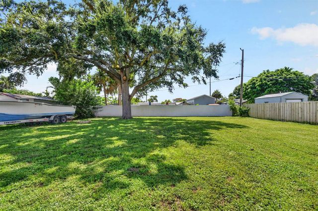 432 W Shadyside Circle, West Palm Beach, FL 33415