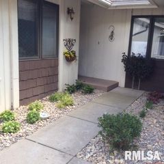 3001 31st St Apt E, Rock Island, IL 61201