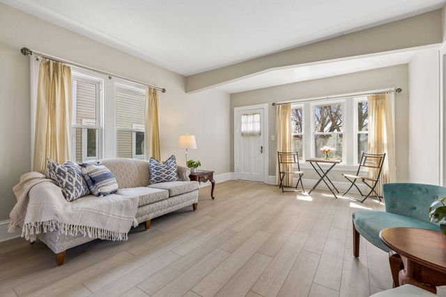 1871 Hyacinth Avenue E, Saint Paul, MN 55119