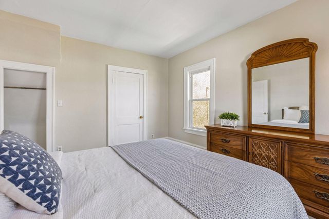 1871 Hyacinth Avenue E, Saint Paul, MN 55119