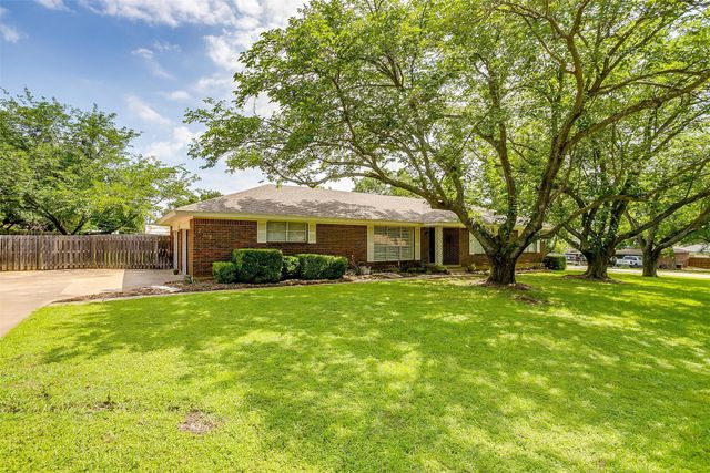 203 Lone Star Street, Joshua, TX 76058