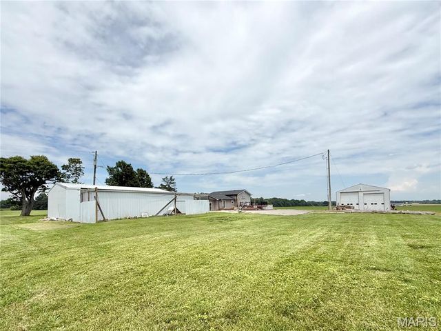8757 US RT 50, Lebanon, IL 62254