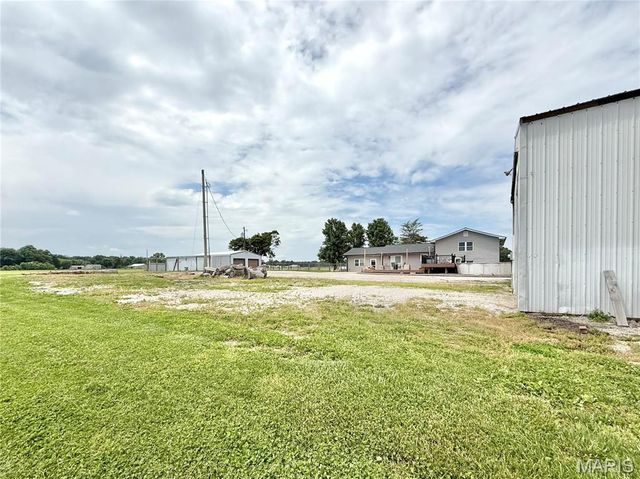 8757 US RT 50, Lebanon, IL 62254