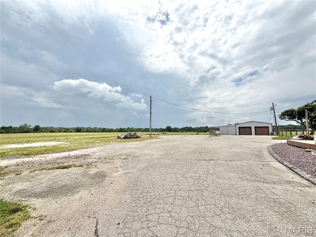 8757 US RT 50, Lebanon, IL 62254