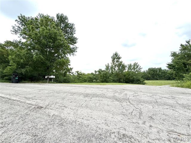 8757 US RT 50, Lebanon, IL 62254