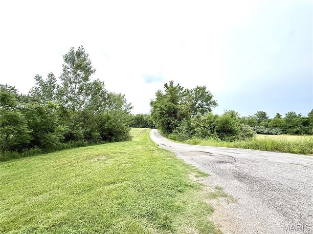 8757 US RT 50, Lebanon, IL 62254