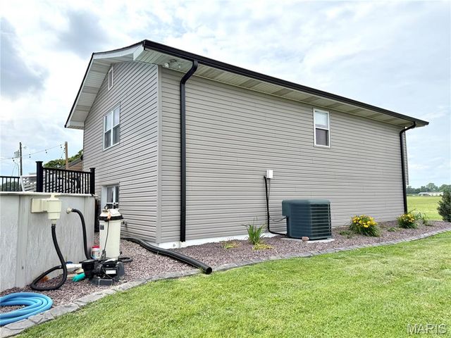 8757 US RT 50, Lebanon, IL 62254