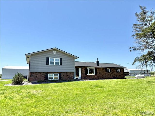 8757 US RT 50, Lebanon, IL 62254