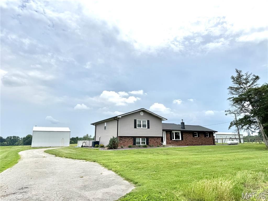 8757 US RT 50, Lebanon, IL 62254