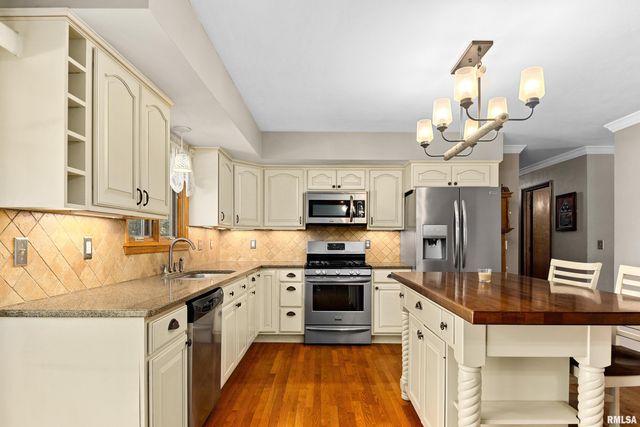 327 ARBOR VITAE Drive, Germantown Hills, IL 61548